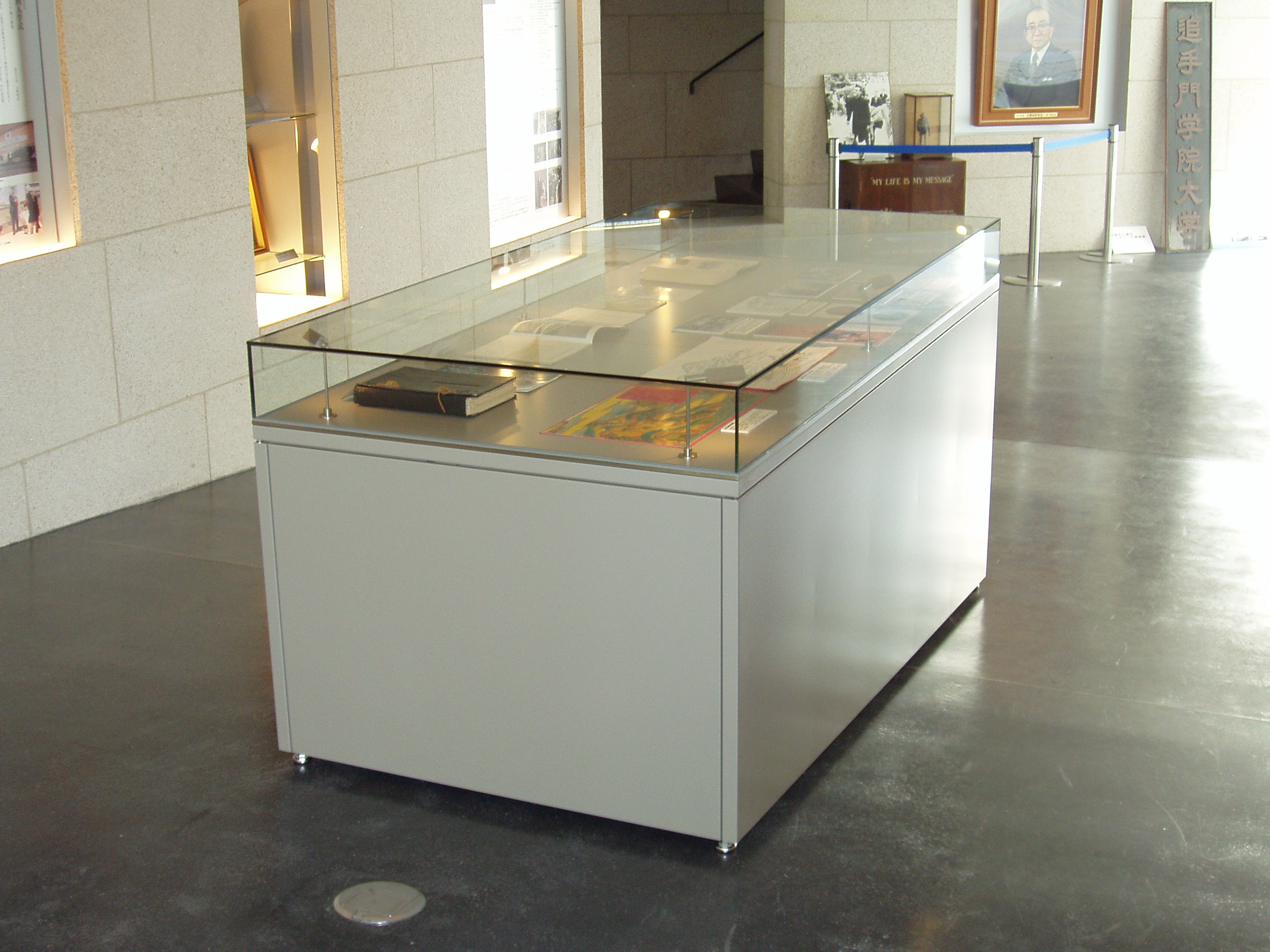 某大学展示ケース