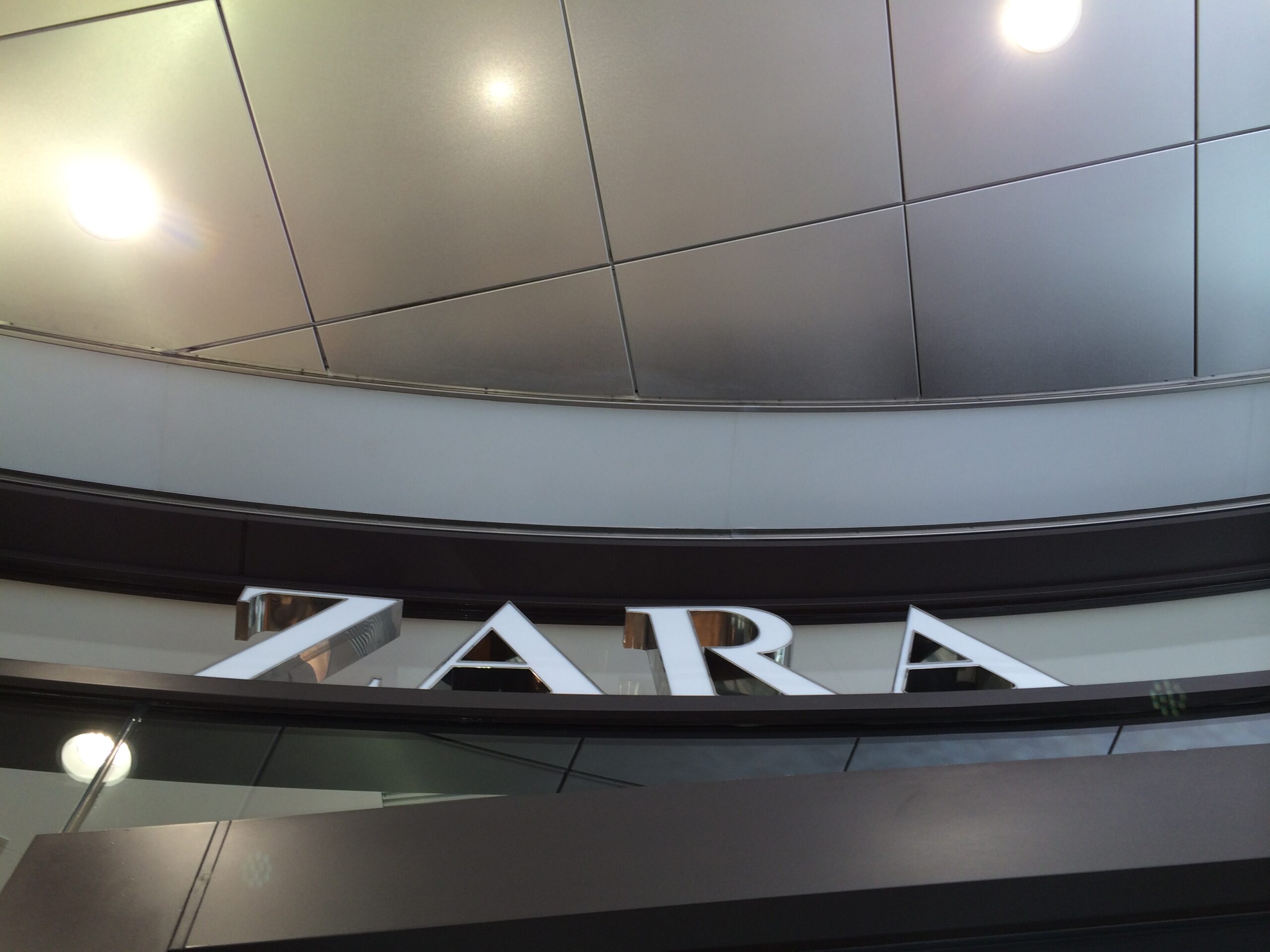 心斎橋　ZARA　エレベーターパネル