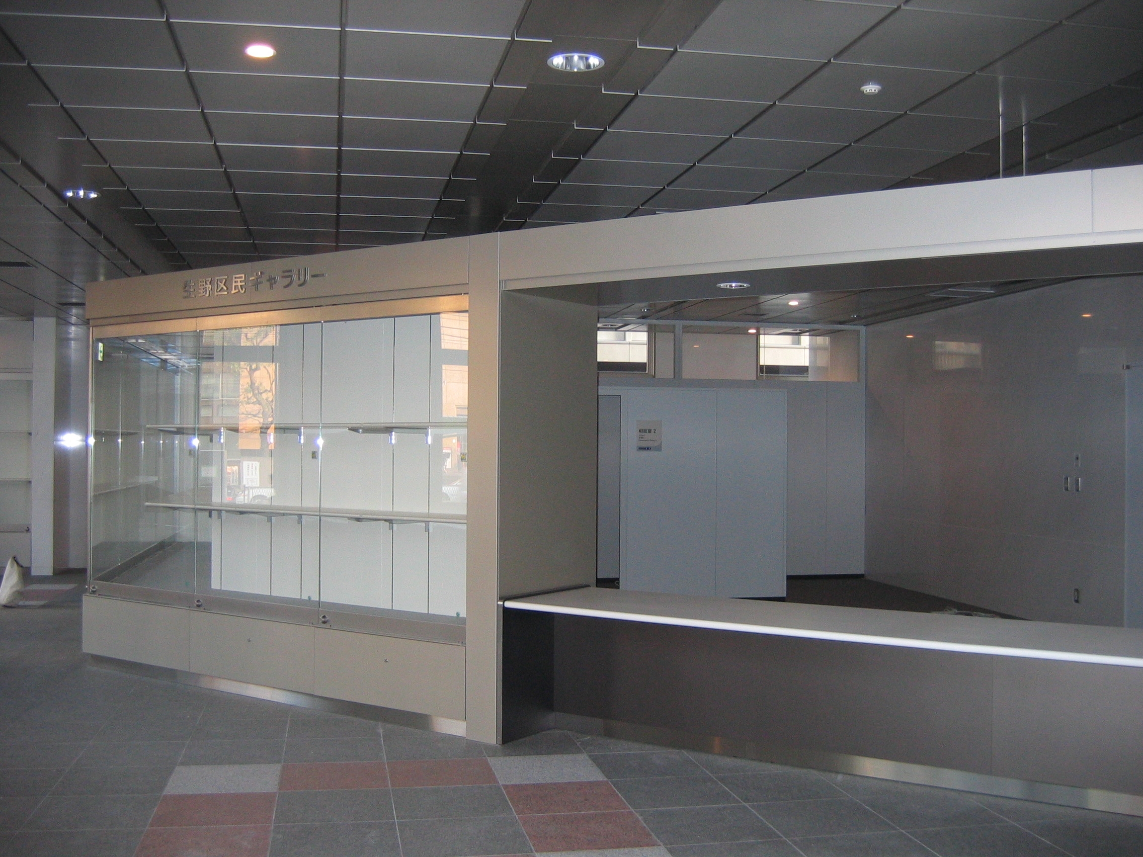 生野区民ギャラリー　展示ケース、壁面パネル